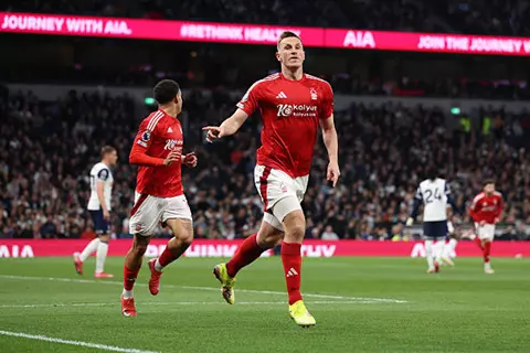 بعد 500 دقيقة.. كريس وود يتذكر طريق الشباك أمام توتنهام